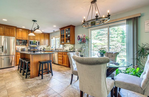 Butte Des Morts Maison | Menasha Home w/ Patio - Walking Distance to Lake!