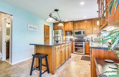 Butte Des Morts Maison | Menasha Home w/ Patio - Walking Distance to Lake!