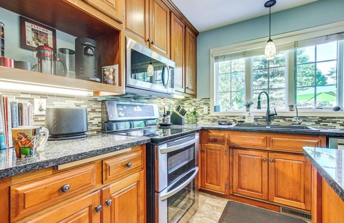 Butte Des Morts Maison | Menasha Home w/ Patio - Walking Distance to Lake!