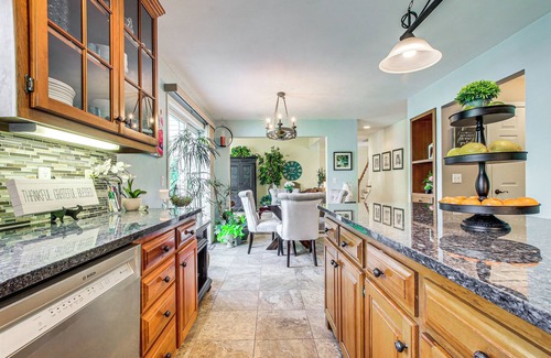Butte Des Morts Maison | Menasha Home w/ Patio - Walking Distance to Lake!