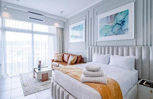 Menlyn Appartement | Menlyn Maine Luxury Apartments 11th & 14th floor with Balcony