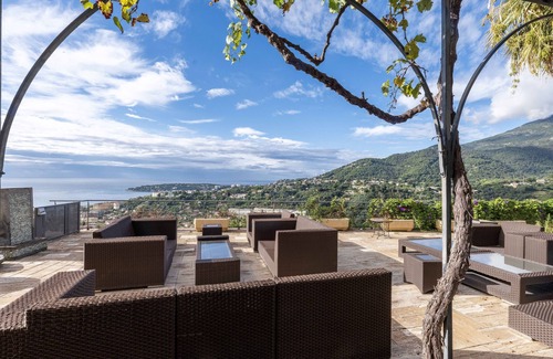 Menton Villa | Menton: Propriété de 5 villas, une piscine, jardins, terrasses
