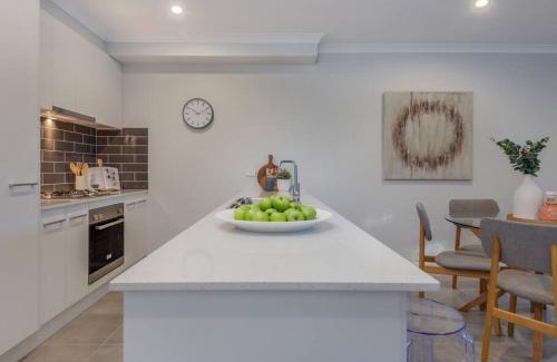 Wangaratta Maison | Merchant's Court, Quiet and Central 3 bedroom townhouse