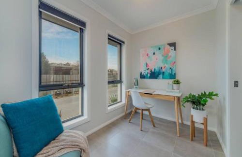 Wangaratta Maison | Merchant's Court, Quiet and Central 3 bedroom townhouse
