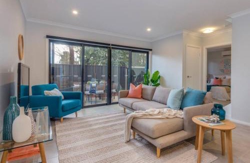 Wangaratta Maison | Merchant's Court, Quiet and Central 3 bedroom townhouse