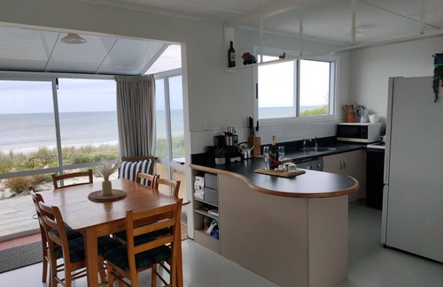 Pukehina Maison | Merle's Retro Beach Bach