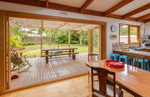 Merricks Beach Maison | Merricks Surf Cottage - Unique opportunity...set in lush bush with Merricks Beach just 25m away.