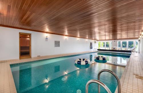 Herongate Maison | Merry Lakes - Luxury Lakeside Escape with Pool - Just 30 Minutes from London