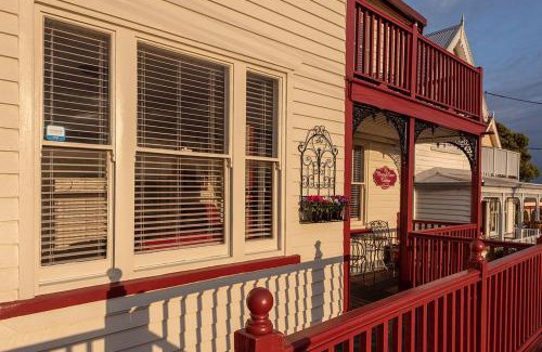 Devonport Maison | Mersey River Cottage (cir 1888) Central location with Amazing Ocean and Habour Views.