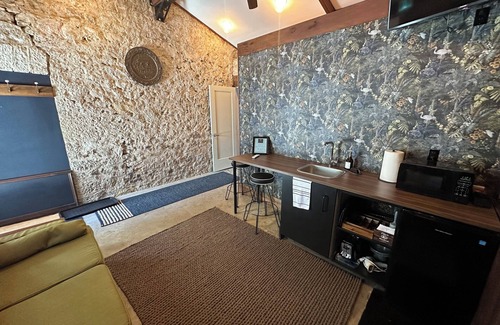 Elora Appartement | Spacious Downtown 2 Bed Suite w/ living room