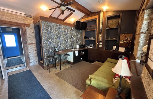 Elora Appartement | Spacious Downtown 2 Bed Suite w/ living room
