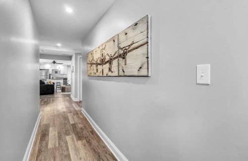 Clarence Appartement | Meticulous Main St. Ranch 2 Bedroom Luxury Apt. Rear Unit
