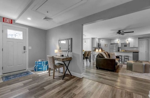 Clarence Appartement | Meticulous Main St. Ranch 2 Bedroom Luxury Apt. Rear Unit