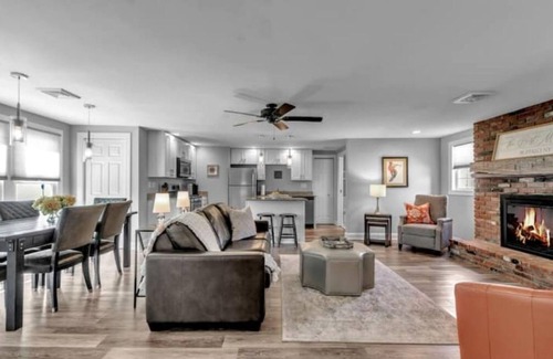 Clarence Appartement | Meticulous Main St. Ranch 2 Bedroom Luxury Apt. Rear Unit