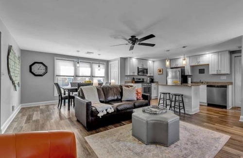 Clarence Appartement | Meticulous Main St. Ranch 2 Bedroom Luxury Apt. Rear Unit