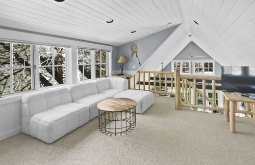 Camp Sherman Cabine | 1 chambre / 1 salle de bain plus mezzanine - Cabine au bord de la rivière avec cheminée, équipements mis à jour, barbecue et terrasse!