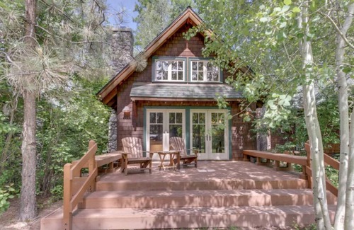 Camp Sherman Cabine | Confort contemporain avec vue sur la rivière - Moderne, front de mer, cabine de luxe avec vue sur la rivière, cheminée,