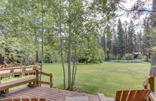 Camp Sherman Cabine | Confort contemporain avec vue sur la rivière - Moderne, front de mer, cabine de luxe avec vue sur la rivière, cheminée,
