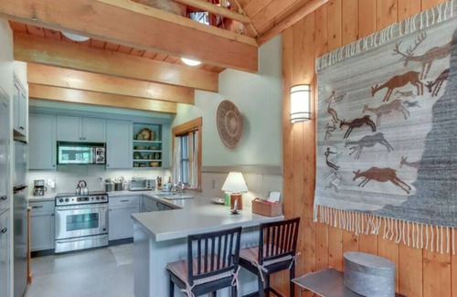 Camp Sherman Cabine | Confort contemporain avec vue sur la rivière - Moderne, front de mer, cabine de luxe avec vue sur la rivière, cheminée,