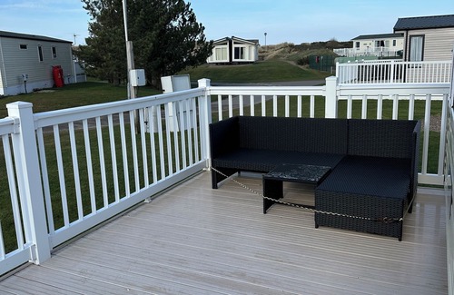 Lossiemouth Maison | Metres from the beach. Cosy, family friendly mobile home with decking.