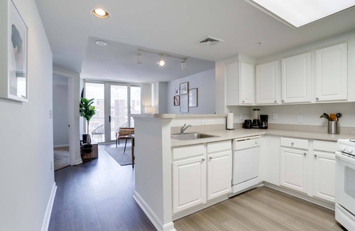 Ballston Appartement | Metro Access, Modern Comfort Apt