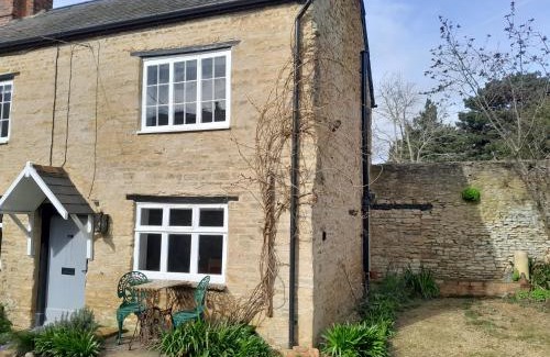 Olney Maison | Mews Cottage, a 2 bedroom Georgian Cottage which comfortably sleeps 4 located in a quiet courtyard 50 metres from Olney Market Place