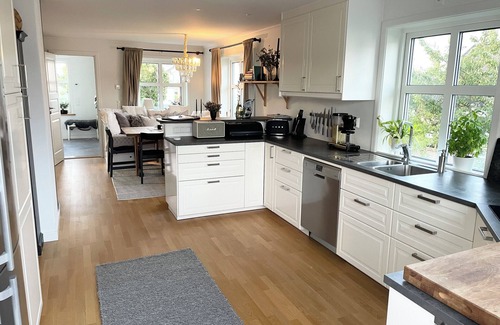 Hono Copropriété | Mezzanine: Lovely south-facing patio with barbecue. Gothenburg northern archipelago