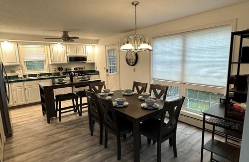 Burdett Maison | Mi Casa Tu Casa Lakeview Cottage Hot tub & Pet Friendly-Walk to Wineries