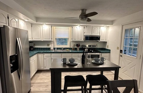 Burdett Maison | Mi Casa Tu Casa Lakeview Cottage Hot tub & Pet Friendly-Walk to Wineries