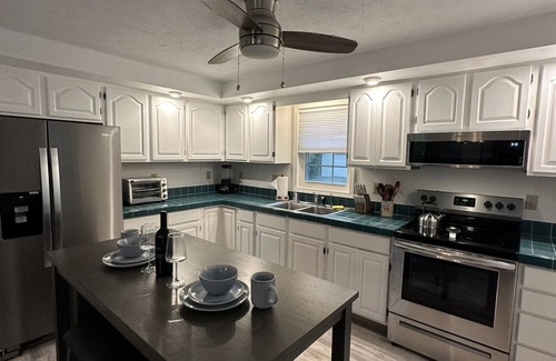 Burdett Maison | Mi Casa Tu Casa Lakeview Cottage Hot tub & Pet Friendly-Walk to Wineries