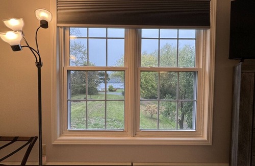 Burdett Maison | Mi Casa Tu Casa Lakeview Cottage Hot tub & Pet Friendly-Walk to Wineries