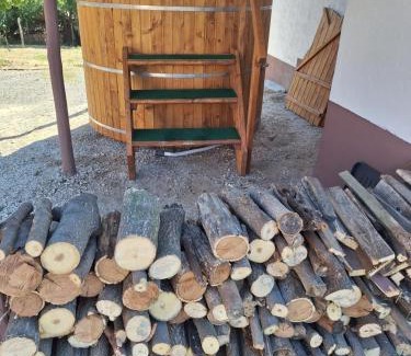 Vardomb Maison | Mi Kis Lakunk - szállás&dézsa a szőlőhegyen