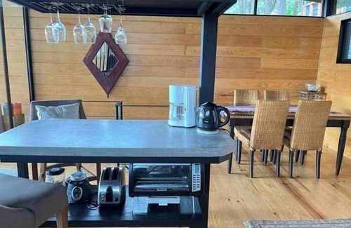 El Santuario Cabine | Mi Refugio Nordico, Cabaña en lo Alto de una Colina con Vista al Lago