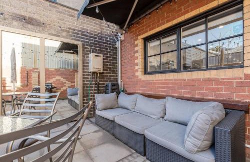 Port Melbourne Maison | Mia's Place - Victorian Terrace with Modern Comfort