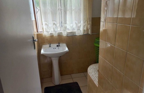 Scottburgh South Chalet De Ski | Miahaven2 is situated in Scottburgh, South Coast of KZN.Unit is on the beach.