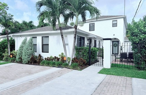 Coral Way Maison | Central Gem Pool: near UM, Metro Rail, GroveGables