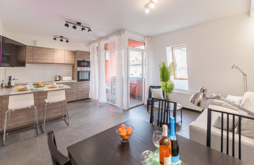 Terezvaros Appartement | Miami Vice Apartment with Balcony