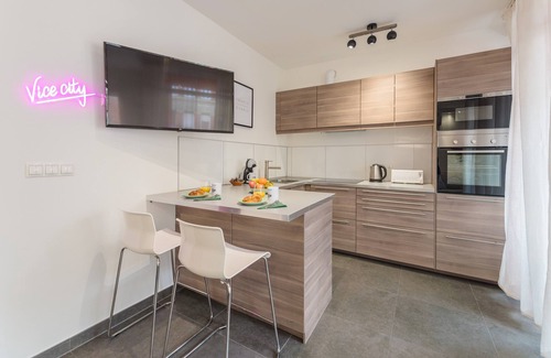 Terezvaros Appartement | Miami Vice Apartment with Balcony
