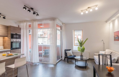 Terezvaros Appartement | Miami Vice Apartment with Balcony