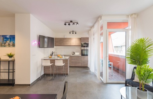 Terezvaros Appartement | Miami Vice Apartment with Balcony