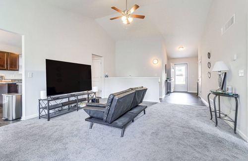 Romulus Maison | Michigan Home w/ Yard, 3 Mi to Detroit Airport