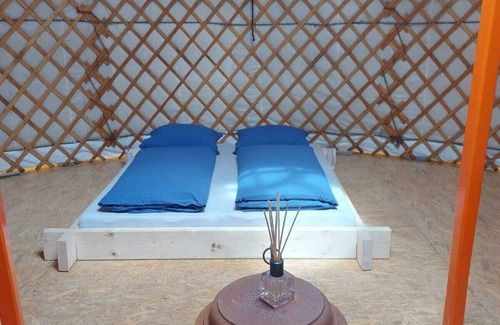 Hergarten Lit Et Petit-Déjeuner | Micro adventure yurt