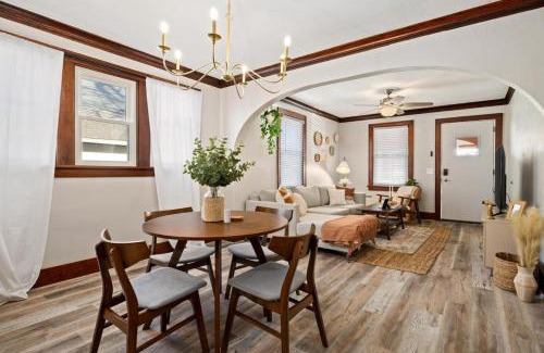 Peoria Heights Maison | Mid-Century Bohemian Escape