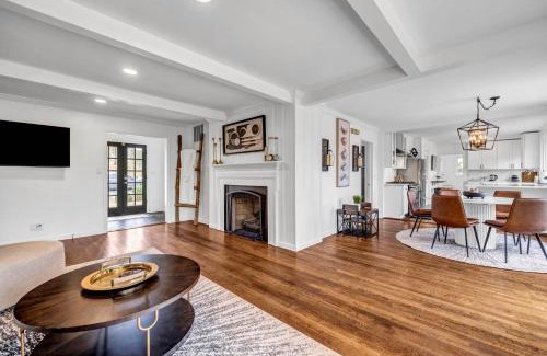Buckhead Maison | Mid-Century Bungalow in the Heart of Buckhead!