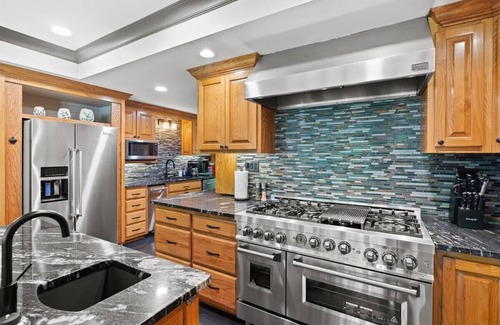 South Pittsburg Maison | Mid-Century Estate - Home/Loft - Hot Tub/Game Room