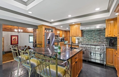 South Pittsburg Maison | Mid-Century Estate - Home/Loft - Hot Tub/Game Room