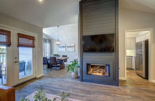 Rockwall Maison | Mid-Century flair w/ HOT TUB by the lake!