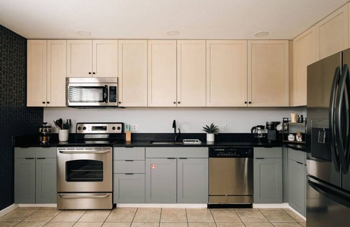 Barths Maison | Mid-Century Gem | 3BR | Hot Tub | Close to Denver