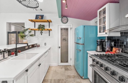 West Palm Beach Maison | Mid-Century Gem: Pool, Privacy, and Palm Trees