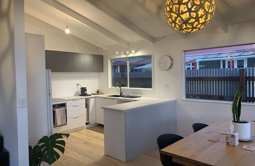 Franz Josef Glacier Maison | Mid century house in Central Franz location